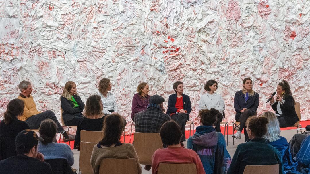 Gemeinsam mit Künstlerin Franziska Greber diskutierten Kunsthistorikern Dr. Helen Adkins, BIG Koordinator Oliver Hagemann, Sozialarbeiterin Selina Höfner, Frauenreferentin des Paritätischen Astrid Lück, Juristin Viktoria Piekarska und Psychologin Isabella Spiesberger. Es moderierte İdil Efe.