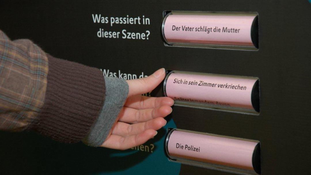 Zu sehen ist ein Teil der Ausstellung Echt Fair, bei dem verschiedene Antwortmöglichkeiten anhand von sich drehenden Rollen ausgewählt werden können.