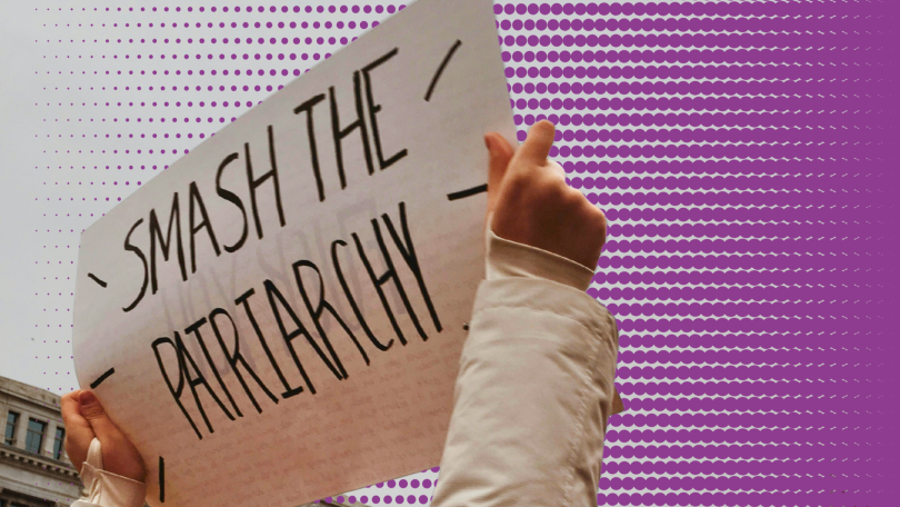 ein Protestantin hält ein Plakat in den Händen: Smash the patriarchy! Also: Zerstöre das Patriarchat!