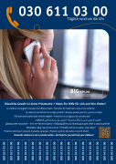 Auf dem Abreiß-Poster der BIG Hotline ist auf dunkelblauem Hintergrund eine Frau zu sehen, die telefoniert. Auf verschiedenen Sprachen steht dort: Holen Sie Hilfe für sich und Ihre Kinder!