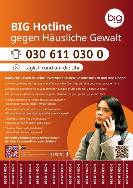 Auf orange-rotem Hintergrund steht groß die Nummer der BIG Hotline: 0306110300. Auf mehreren Sprachen steht: Häusliche Gewalt ist keine Privatsache! Holen Sie Hilfe für sich und Ihre Kinder.
